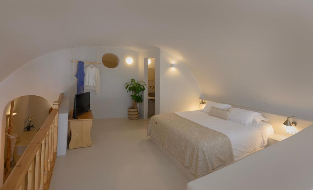 Elements Cave Suites Megalochori  Exterior photo