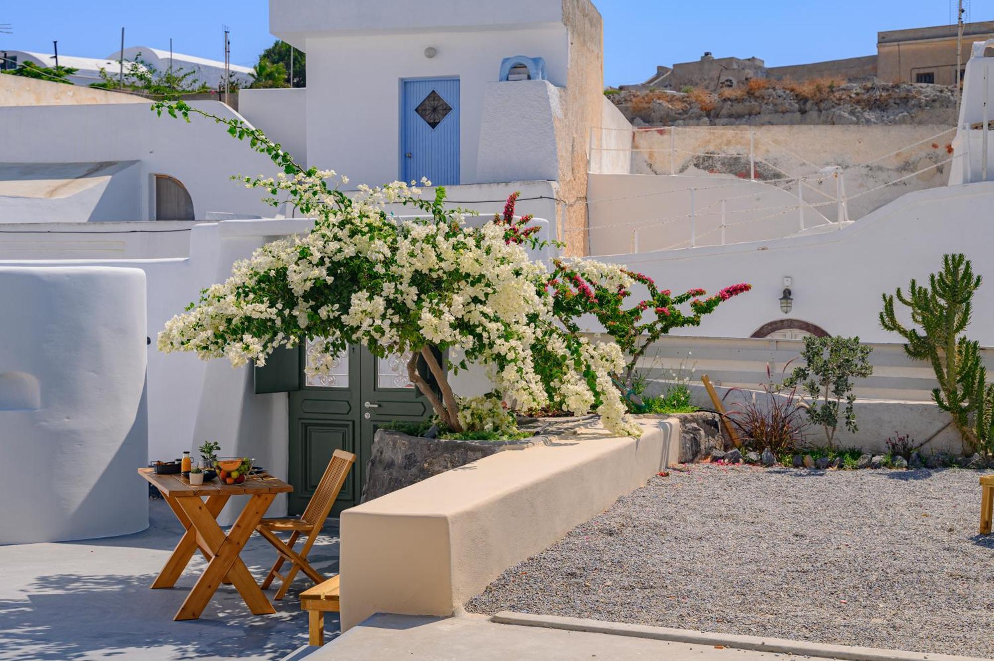 Elements Cave Suites Megalochori  Exterior photo